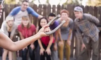 성인을위한 12 가지 DIY 뒷마당 파티 게임