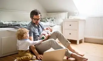 20 blogów dla taty, które pozostają w domu, aby podzielić się życiową podróżą taty