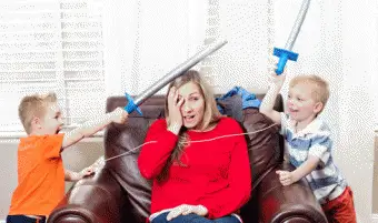 Mulher assistindo televisão no sofá