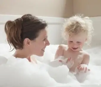 泡風呂を持つ母と子