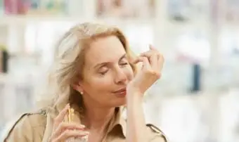 香水をテストする女性