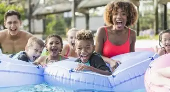 Gruppo eterogeneo che si gode la giornata in piscina