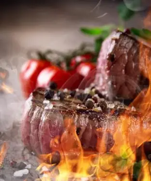 Filete sobre madera con verduras