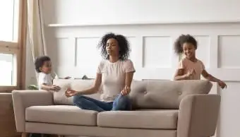 Spokojna mama z dziećmi