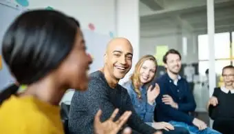 ludzie rozmawiają na spotkaniu