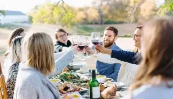 Priatelia na ďakovnom pikniku