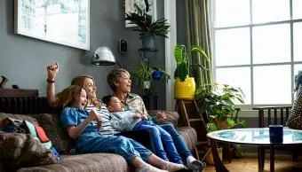 rodina pozerajúca film na Deň vďakyvzdania