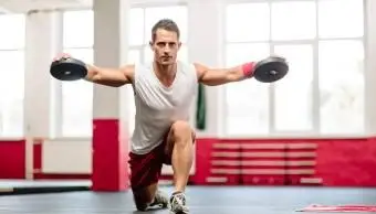 Uomo di sollevamento pesi