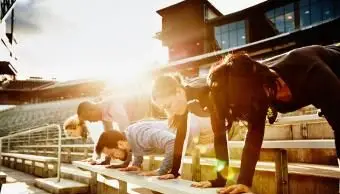 Atleti che fanno flessioni