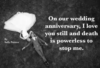 草の上に横たわっている結婚式のカップルと配偶者の引用の死