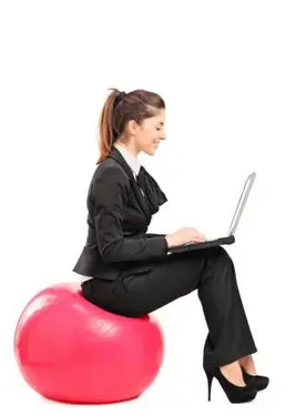 Benefícios de sentar em uma bola de exercícios em sua mesa
