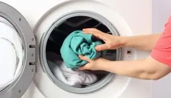 Czy wkładanie prania do suszarki lub pralki zabija zarazki?
