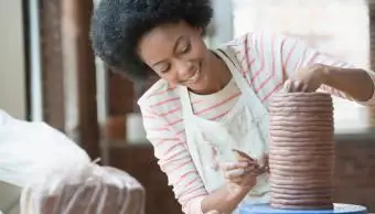 artystka rzeźbiąca w glinie