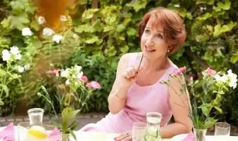 Femme écrivant un message