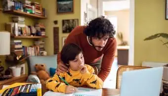 父は息子の学業を手伝っています