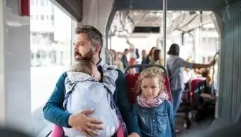 市内のバスに子供を持つ父