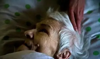 Femme âgée proche de la mort