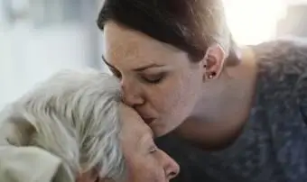 Pourquoi les yeux de certaines personnes s'ouvrent-ils avant la mort ?