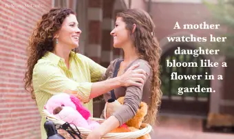 mère disant au revoir à sa fille qui va à l'université