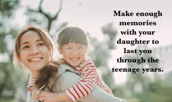 maman portant sa fille dans le parc avec joie