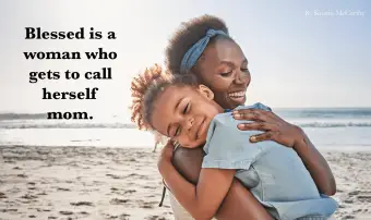 Mère et fille sur la plage