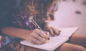 Dievča si píše do denníka