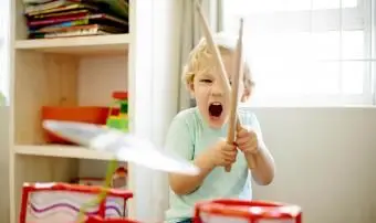 ילד קטן משחק בתוף צעצוע