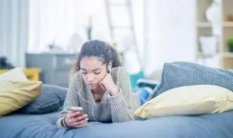 נערה מתבגרת בחדר השינה שלה