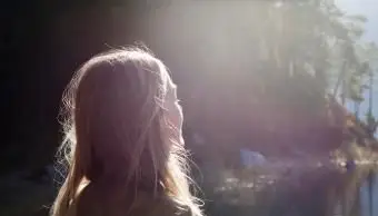 Žena sa teší z pohľadu