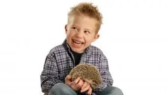 Chlapec drží ježka