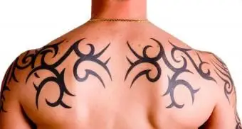 부족 문신과 백인 남자