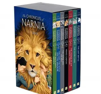 Fröhliche Familie, die einen Roadtrip genießt