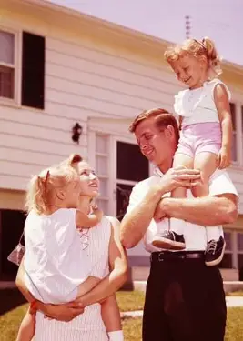 Famiglia fuori casa di periferia negli anni '60