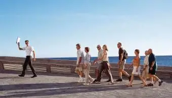 קבוצת תיירים בעקבות מדריך טיולים