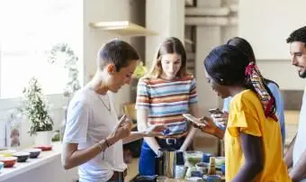 חברים ומדריכים במסיבה ביתית של סדנת בישול