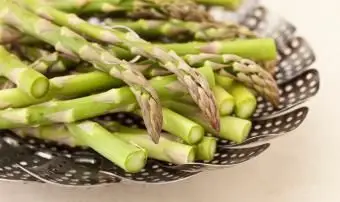 Come cucinare gli asparagi sul fornello