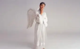 Homem com roupa de anjo, ponderando