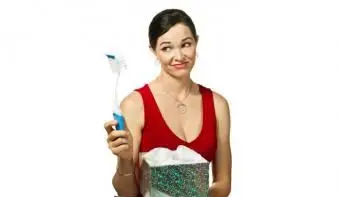 Mulher decepcionada com o presente