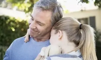 Padrasto e filha se abraçando