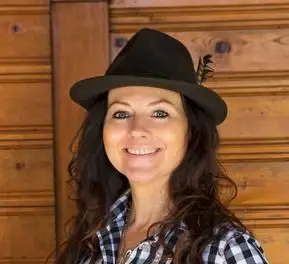 Kobieta w bawarskim kapeluszu