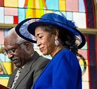 Afroamerykanka w kapeluszu na nabożeństwie