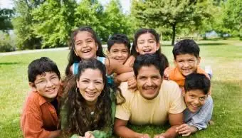 가족 잔디 웃 고 누워