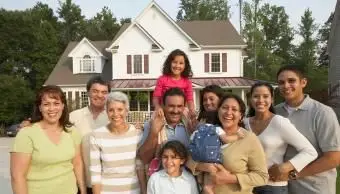 집 앞에서 웃는 가족