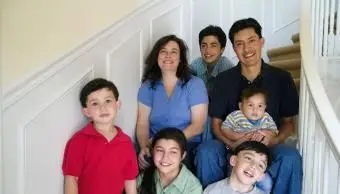 계단에 앉아 가족