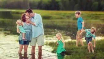 물에 넘어가는 여섯 가족