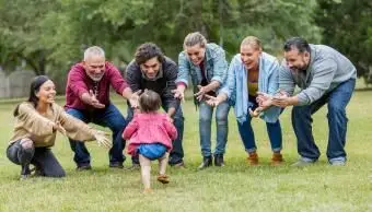 가족을 향해 걷는 아기