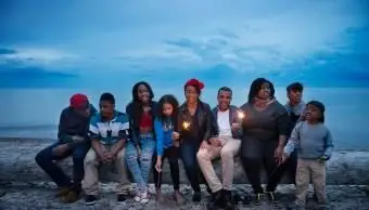 하늘에 대 한 해변에 앉아 가족