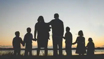 가족 일몰 실루엣