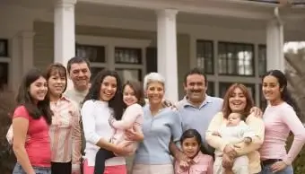 집 앞에 서있는 대가족