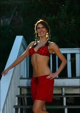 Mladá žena v červených plavkách a vrchnom diele bikín